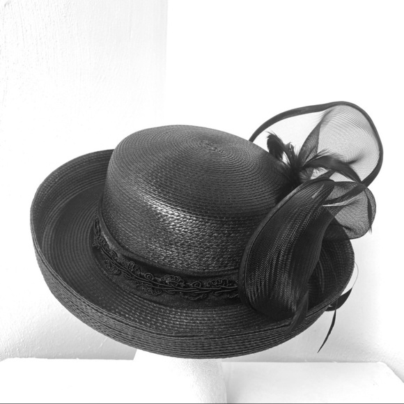 Women Black Kettle Brim Straw Packable Straw Hat With Feathers and Mesh Design. main image 8